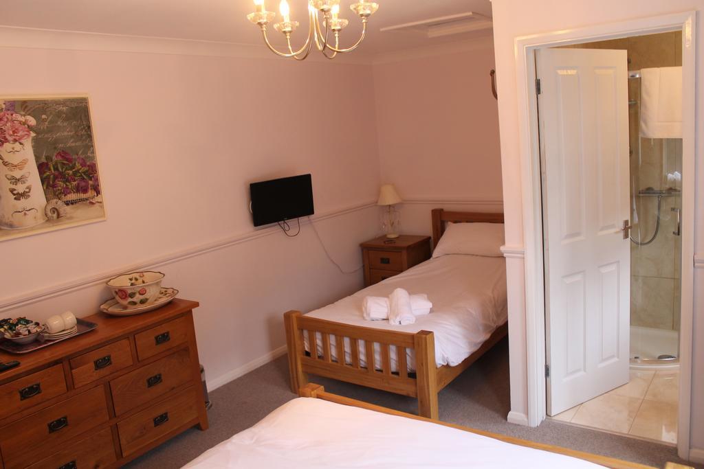 The Swan Motel, Gillingham Бекълс Стая снимка