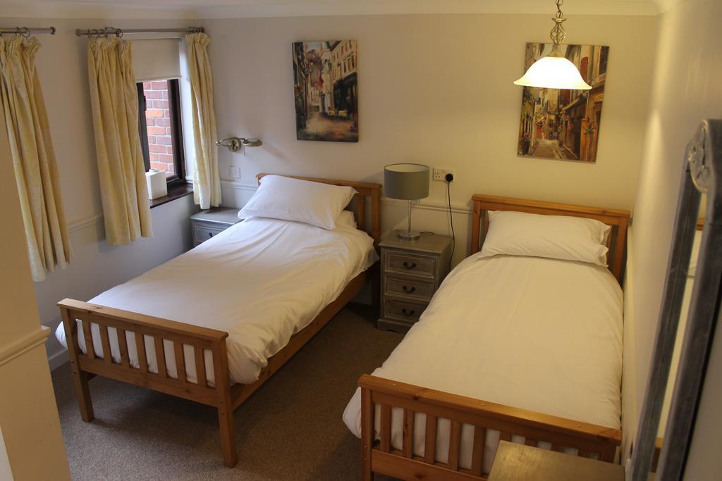 The Swan Motel, Gillingham Бекълс Стая снимка